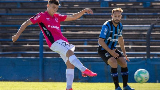 Το... «ασπρόμαυρο» gracias της Μοντεβιδέο, η φανέλα με το «10» και το αεροπλάνο που περιμένει