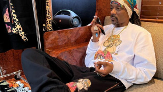 Snoop Dogg: Πόσα κερδίζει ο υπάλληλος που του... στρίβει τα τσιγάρα