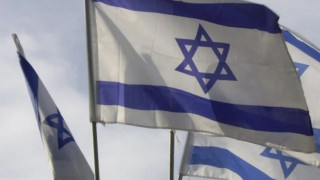 Αμερικάνα έσκισε ελληνικές σημαίες γιατί τις μπέρδεψε με του Ισραήλ! (vid)