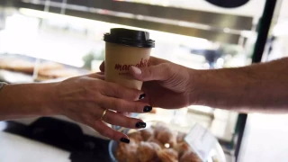 Αλαλούμ με τον ΦΠΑ στα ροφήματα: Άλλη η τιμή στο τραπέζι και άλλη στο «πακέτο»