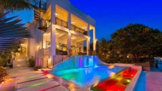 Πούλησε το… «φτωχικό» του ο Λεμπρόν (pics+video)