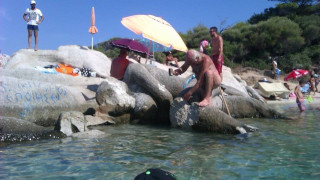 Πήρε τα εργαλεία του και κατέστρεψε την πετρωμένη Γοργόνα του! (pics)