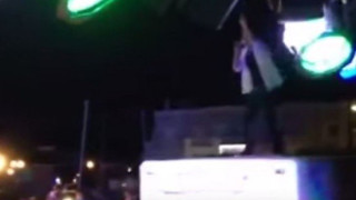 Απίστευτη είσοδος τραγουδιστή σε... πανηγύρι (Vid)