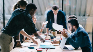 Οι ελληνικές εταιρείες που θα εφαρμόσουν 4ήμερη εργασία το καλοκαίρι