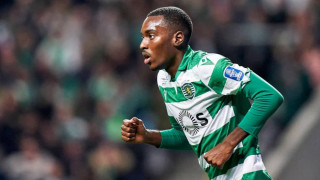 Περιμένει να μπει  στο αεροπλάνο ο Καμάτσο