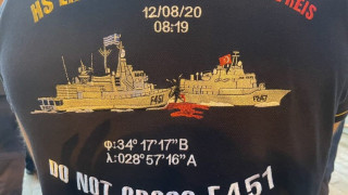 Η επακούμβηση τρελαίνει τους Τούρκους: «Δείτε τι μπλουζάκια φόρεσαν οι Έλληνες»