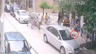 Τουρκία: Μωρό έπεσε με το κεφάλι στην πλάτη περαστικού άνδρα!