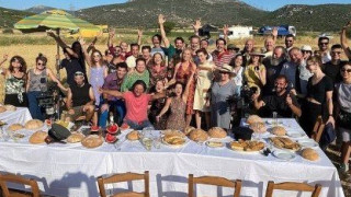 Άγριες Μέλισσες: Απίστευτο γλέντι στο φινάλε - Το τσιφτετέλι της Δρόσως και η Macarena της Αγορίτσας