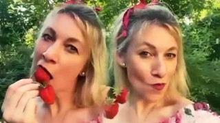 Ρωσία - Ζαχάροβα: Δοκιμάζει προκλητικά φράουλες υπό τους ήχους του «Kalinka»!