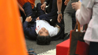 Πυροβόλησαν πισώπλατα τον πρώην πρωθυπουργό της Ιαπωνίας