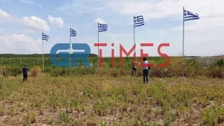 Έβρος: Ύψωσαν 30 ελληνικές σημαίες κοντά στα ελληνοτουρκικά σύνορα, τι συμβολίζουν