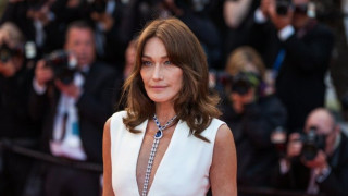 Κάρλα Μπρούνι: «Άγγελος» της Victoria’s Secret στα 56 της – Η εκθαμβωτική εμφάνιση στην πασαρέλα