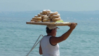 Χαλκιδική: Τους εξανάγκαζε να πωλούν λουκουμάδες και μετά τους εκβίαζε – Το “δίκτυο επιχειρήσεων” 39χρονου