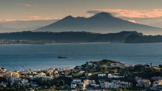 Τουρίστας ανέβηκε στον κρατήρα του Βεζούβιου για μία φωτογραφία και έπεσε μέσα