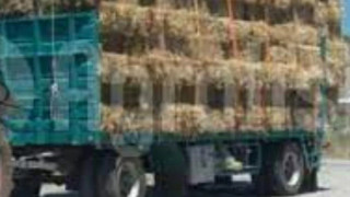 Κοζάνη: Σπάνιο τροχαίο ατύχημα -«Μπάλα» άχυρου έπεσε από φορτηγό στον δρόμο, ανετράπη διερχόμενο ΙΧ