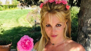 Απολαμβάνει το διαζύγιο η Μπρίτνεϊ Σπίαρς- Ποζάρει τόπλες και της... γλείφουν τα πόδια