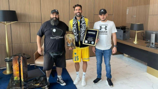 Οι ΠΑΟΚτσήδες δεν ξεχνούν τον Κρέσπο - Τον τίμησαν με δώρα στην Βουλγαρία