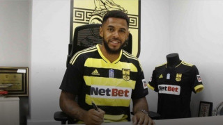 Γέρνει την πλάστιγγα στην πλευρά του