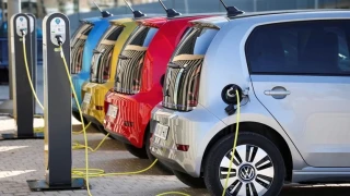 Επιδότηση έως 9.500 ευρώ για ηλεκτρικά αυτοκίνητα, σκούτερ και ποδήλατα