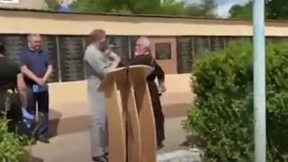 Απίστευτο σκηνικό: Ρώσος ιερέας επιτέθηκε σε Ουκρανό κληρικό κατά την διάρκεια κηδείας