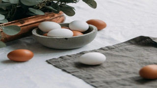 Γιατρός εξηγεί ποια αυγά είναι καλύτερο να επιλέγουμε να τρώμε