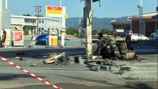 Βέροια: Ακυβέρνητη νταλίκα έπεσε πάνω σε βενζινάδικο και προκάλεσε φωτιά