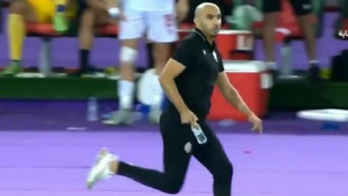 Απίστευτο: Προπονητής στο Μαρόκο πέταξε μπουκάλι για να σταματήσει αντεπίθεση!