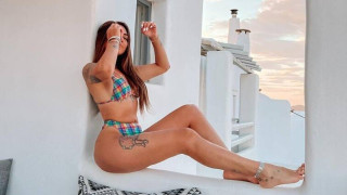 Ευρυδίκη Βαλαβάνη, topless και με καρδούλα στο πίσω μέρος του μπικίνι