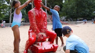 Νέα Υόρκη: Γλυπτό του Πούτιν σε παιδική χαρά «βανδαλίζεται» από παιδιά