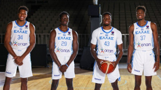 Η φωτογραφία - ανταμοιβή των κόπων - των Αντετοκούνμπο στην Εθνική Ελλάδος