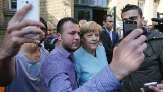 Οι selfies της Μέρκελ με μετανάστες! (ΦΩΤΟ)