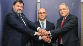 «Ηχεία του Μαξίμου-Ιζνογκούντ» Ο…πόλεμος Μπογδάνου-Τζήμερου-Κρανιδιώτη καλά κρατεί