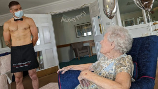 «Έξαλλη» γιαγιά γιορτάζει τα 106 με γυμνό μπάτλερ