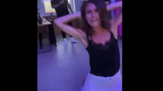 Καυστικά σχόλια για την πρωθυπουργό Σάνα Μάριν μετά τη διαρροή βίντεο από «άγριο πάρτι»
