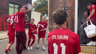 Τσιμίκας: Τα δώρα με Σαλάχ και το... «Tsimi Tsimi Tsimi our Kostas Tsimikas!»