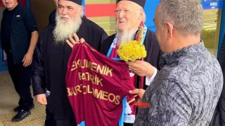 Φίλοι της Τραμπζονσπόρ έκαναν δώρο φανέλα στον Οικουμενικό Πατριάρχη, αντιδράσεις από Μπαχτσελί