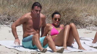 Στη Μύκονο για διακοπές με τη σύντροφό του ο οδηγός της Formula 1, Φερνάντο Αλόνσο