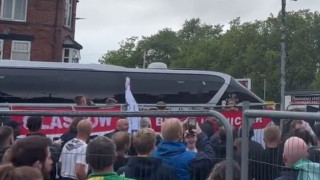 Γιουνάιτεντ: Αντικείμενα και ένταση στην πορεία των οπαδών κατά της οικογένειας Γκλέιζερ