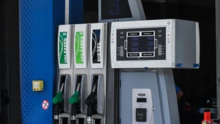 Καύσιμα: Γιατί πέφτει η τιμή με το σταγονόμετρο