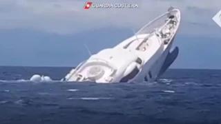 Σοκαριστικό βίντεο: Η θάλασσα «καταπίνει» σούπερ γιοτ που βυθίζεται