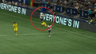 Παίκτης στο MLS πάτησε αντίπαλο στο κεφάλι!