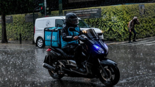 Απίστευτο περιστατικό στη Θεσσαλονίκη: Η βροχή παρέσυρε διανομέα