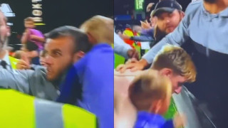 Έβερτον: Μπαμπάς έριξε το παιδί του στην προσπάθεια να αγκαλιάσει τον σκόρερ!