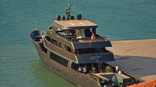 Βυθίζεται η "διάσημη" θαλαμηγός «007» που βρίσκεται στην Κύθνο