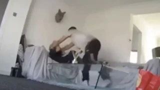 Ανατριχιαστικό βίντεο: Κάμερα ασφαλείας απαθανατίζει το άγριο ξύλο γυναίκας από τον σύντροφό της