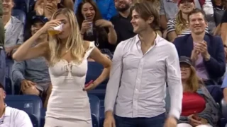 US Open: Ξανθιά καλλονή «κατεβάζει» μονορούφι τις μπύρες... ξανά και κλέβει την παράσταση