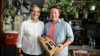 Θεσσαλονίκη: Η γαστρονομία έφερε «κοντά» τον διάσημο σεφ Jamie Oliver με τον δήμαρχο Ζέρβα