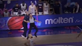 Eurobasket 2022: Ο Γάλλος προπονητής Κολέ έκανε… κεφαλοκλείδωμα στον Πουρσανίδη