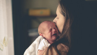 Πώς θα σταματήσει να κλαίει το μωρό: Βρέθηκε η επιστημονική «συνταγή» - Θέλει μόλις 13 λεπτά