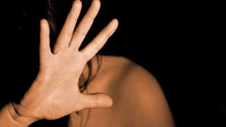 Αθήνα: Πατέρας βίαζε επί πέντε χρόνια την κόρη του και ξυλοφόρτωνε τη γυναίκα του